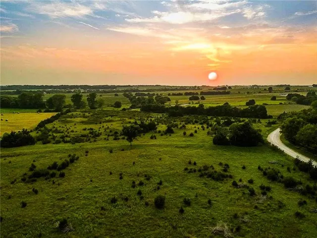 $275,000 | 1587 North 450th Road, Baldwin City, KS 66006
