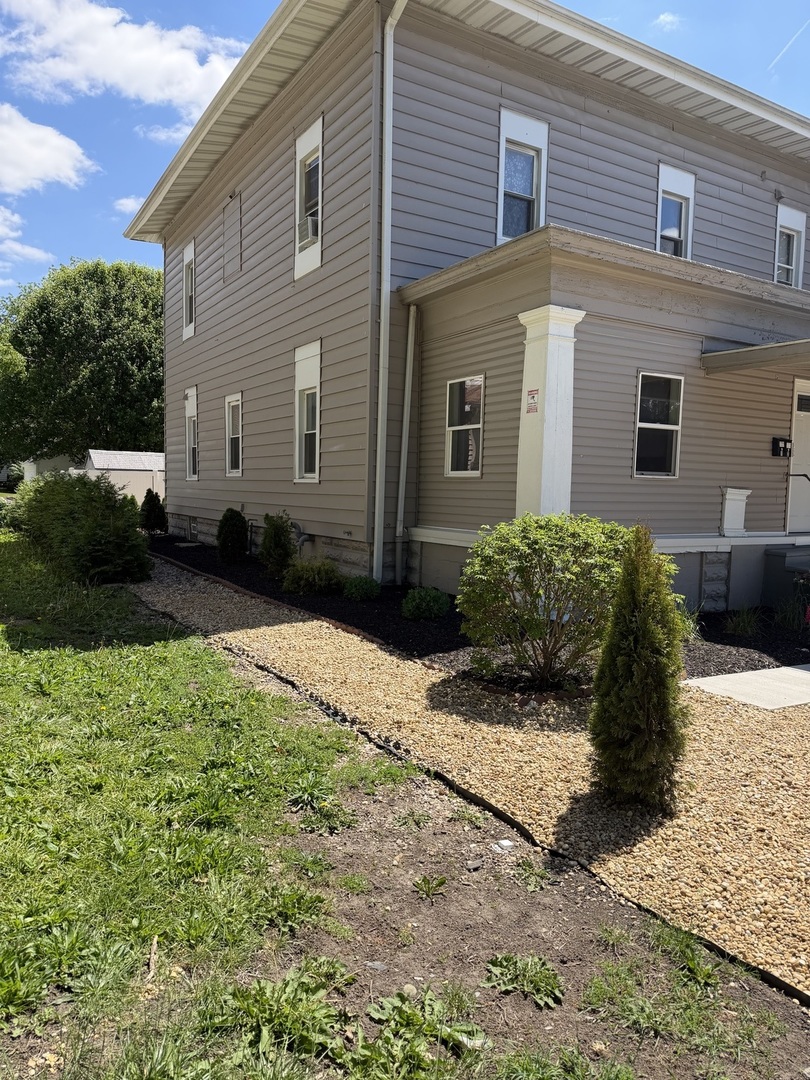 704 Locust Street Sterling, IL 61081 - Photo 4 of 15