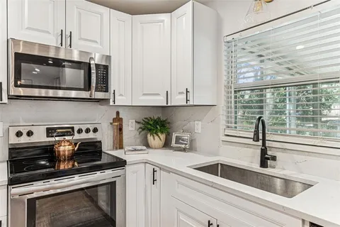 $329,900 | 727 Locust Street, Tarpon Springs, FL 34689