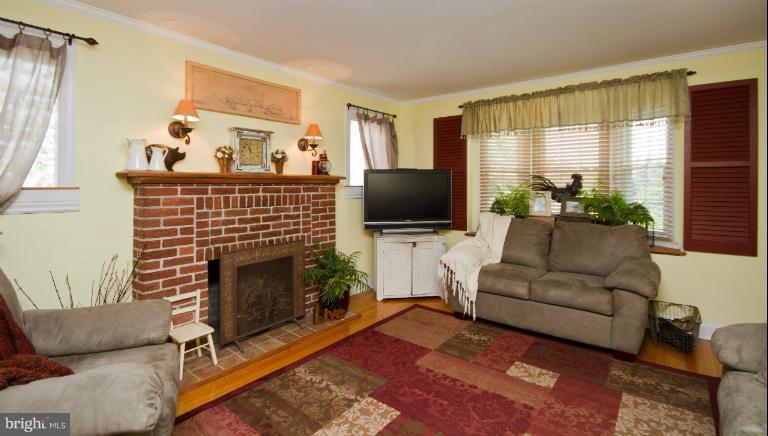 4611 White Marsh Road Rosedale, MD 21237 - Photo 13 of 30 Living Room