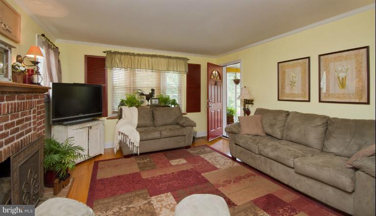 4611 White Marsh Road Rosedale, MD 21237 - Photo 20 of 30 Living Room