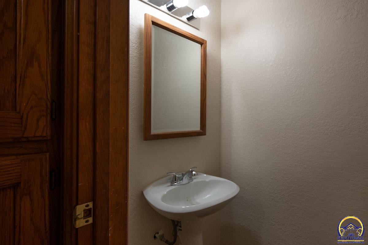 4612 Southwest Shenandoah Road Topeka, KS 66610 - Photo 10 of 25