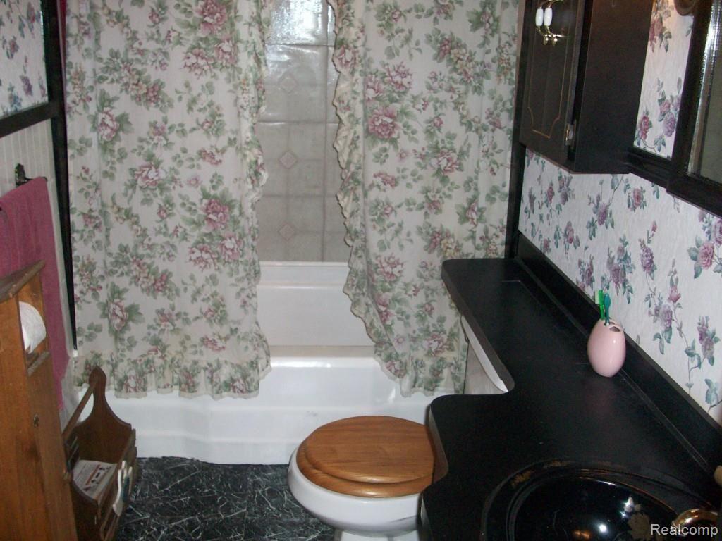 25231 Shook Road Harrison Township, MI 48045 - Photo 14 of 24 100_3889.jpg