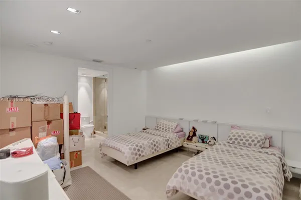 $15,000 | 3535 Hiawatha Avenue, Unit 405, Miami, FL 33133