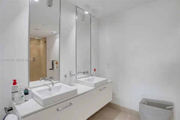 $15,000 | 3535 Hiawatha Avenue, Unit 405, Miami, FL 33133