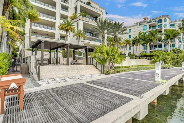 $15,000 | 3535 Hiawatha Avenue, Unit 405, Miami, FL 33133