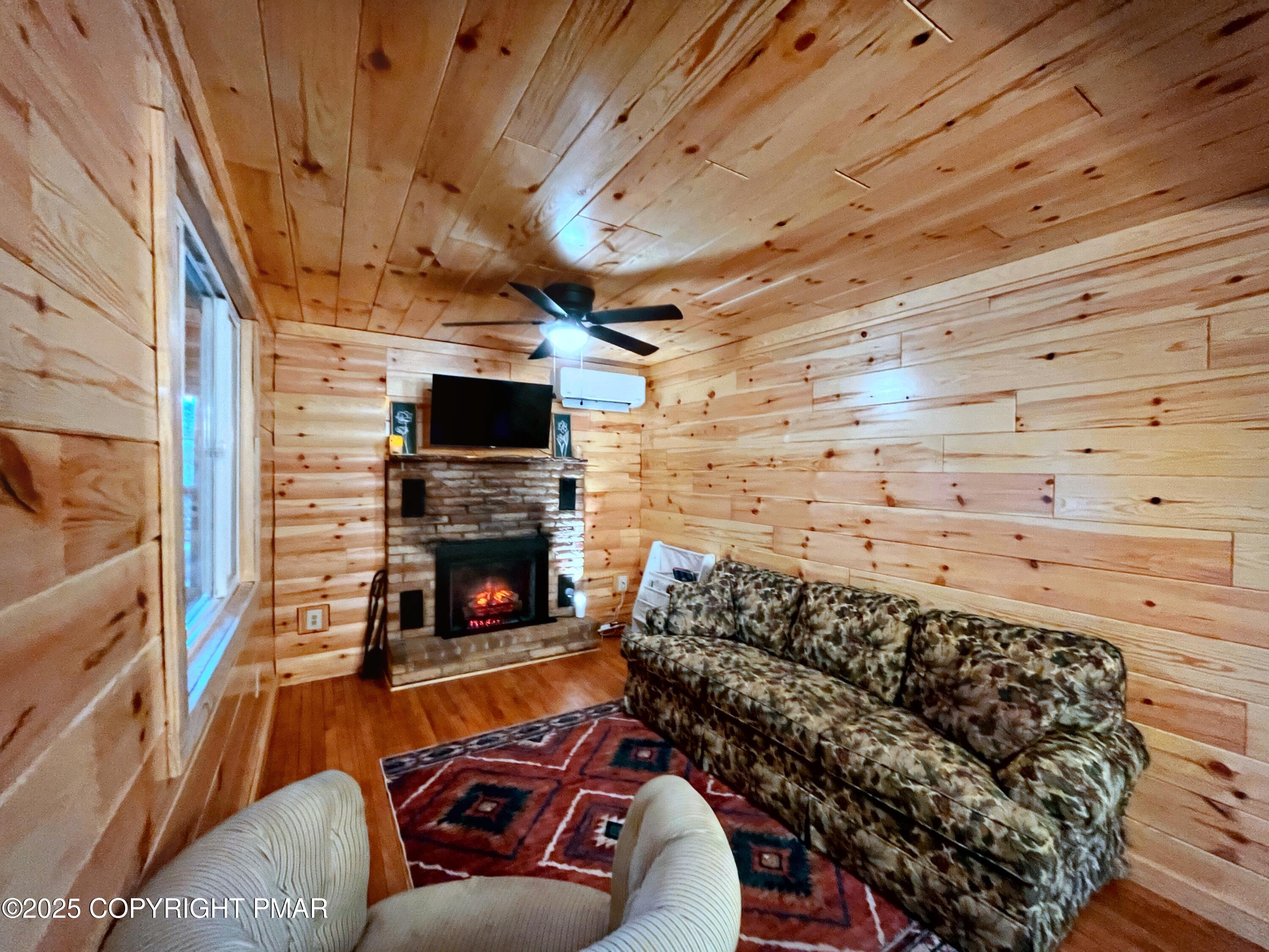 32 Foxhaven Road Albrightsville, PA 18210 - Photo 11 of 19 Living Room