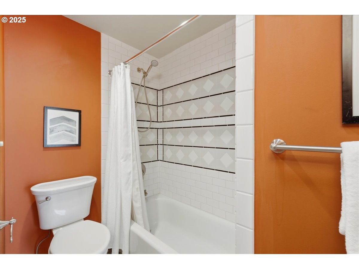 2365 Umpqua Road Woodburn, OR 97071 - Photo 25 of 33 a bathroom with a toilet and a shower