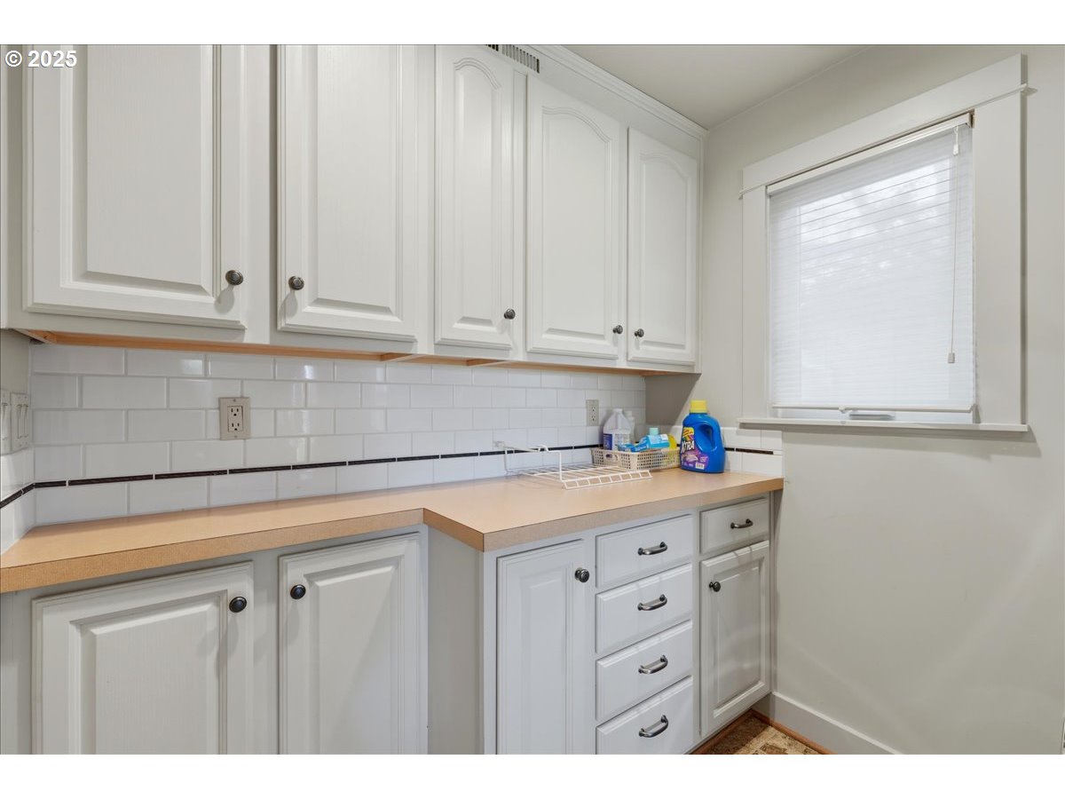 2365 Umpqua Road Woodburn, OR 97071 - Photo 28 of 33 a room with cabinets and window