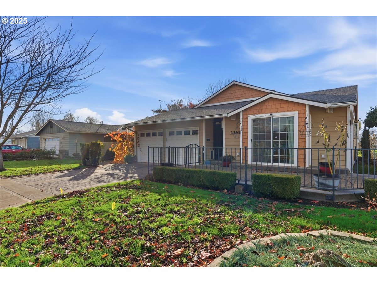 2365 Umpqua Road Woodburn, OR 97071 - Photo 3 of 33 a front view of a house with garden