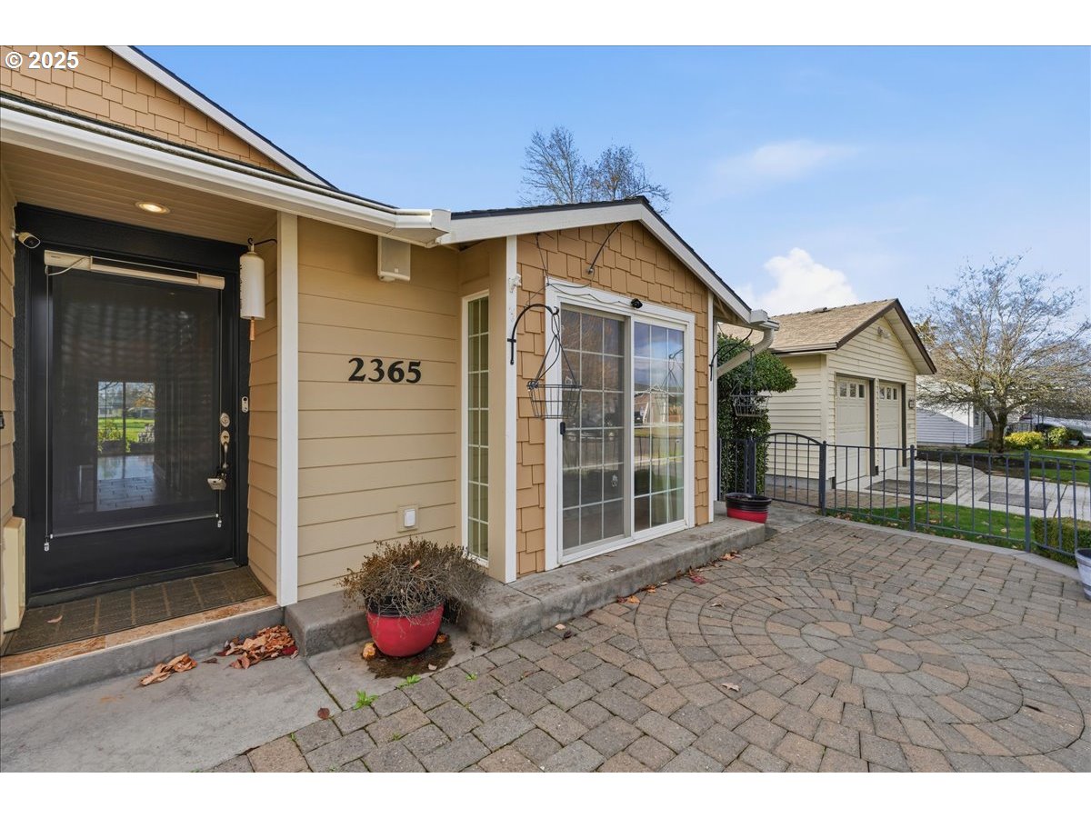 2365 Umpqua Road Woodburn, OR 97071 - Photo 4 of 33 a view of a house with backyard