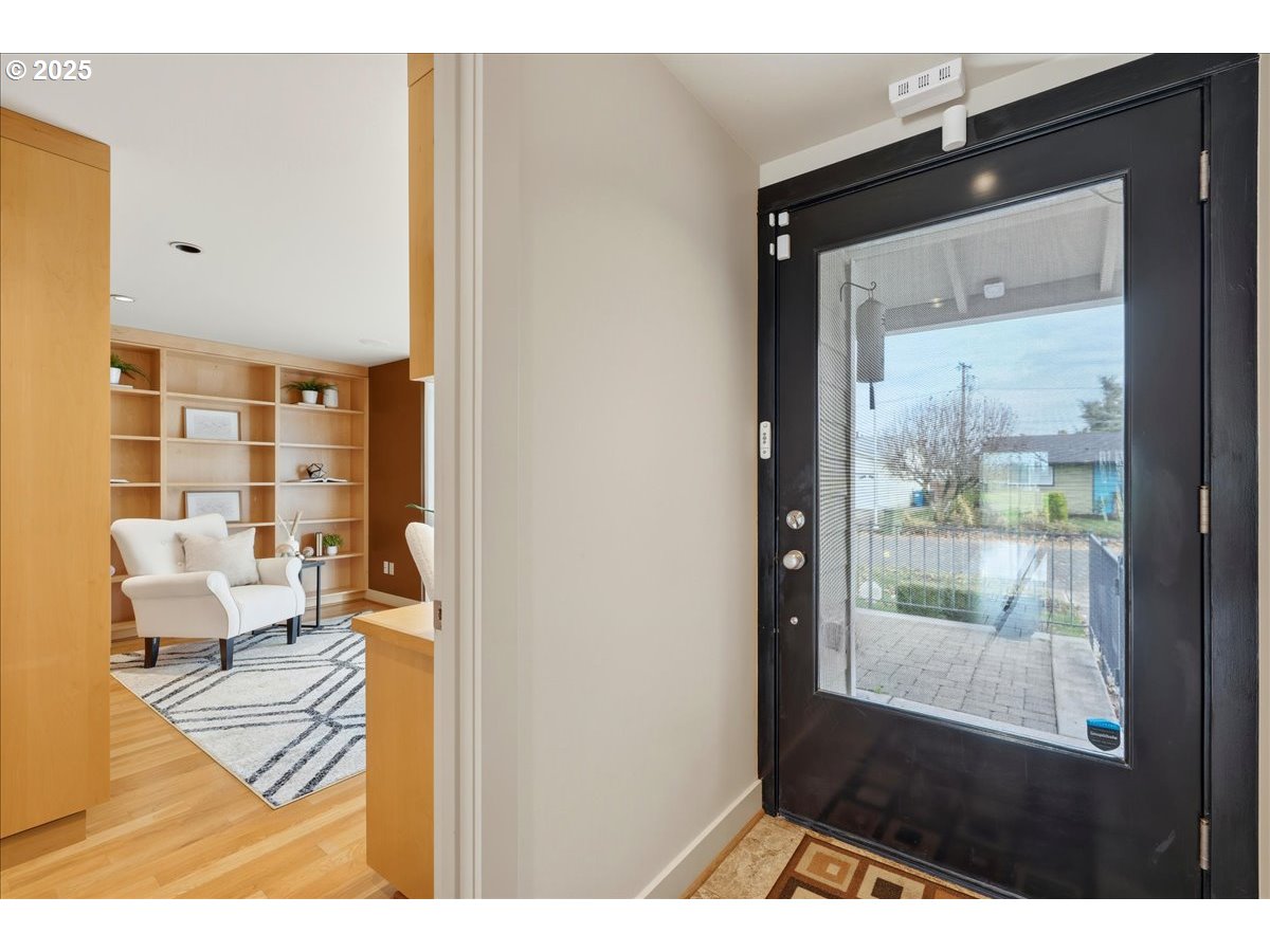 2365 Umpqua Road Woodburn, OR 97071 - Photo 5 of 33 a picture of a bathroom with a bathtub