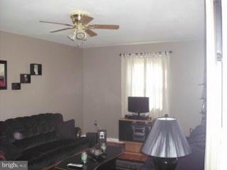 246 Rappahannock Road Colonial Beach, VA 22443 - Photo 6 of 30 Living Room