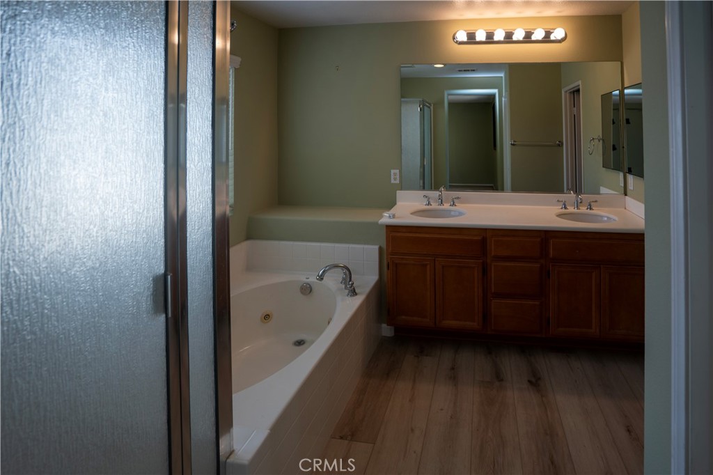 60 Crocus Street Redlands, CA 92373 - Photo 10 of 16 Primary bathroom