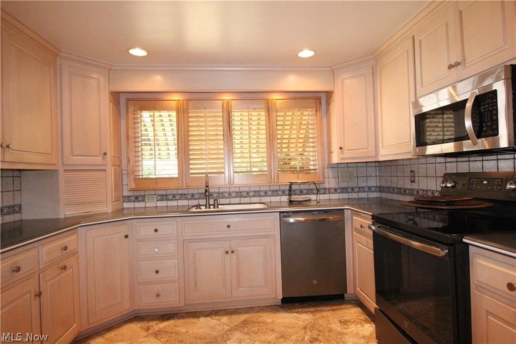 1806 Windsor Road Northeast Massillon, OH 44646 - Photo 14 of 35 Gallery Image 14