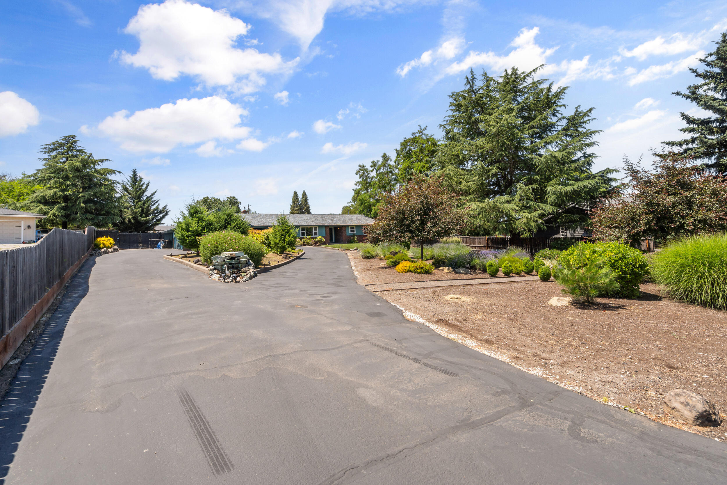 723 Pierce Road Medford, OR 97504 - Photo 34 of 38 HUGE lot is divisible - check with city