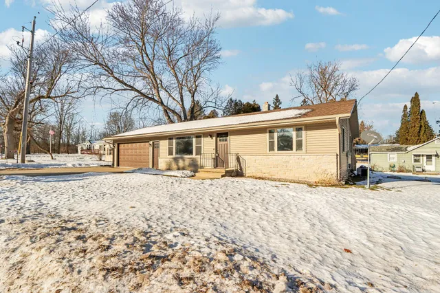$325,000 | W1083 Lake Drive, Auburn, WI 53010