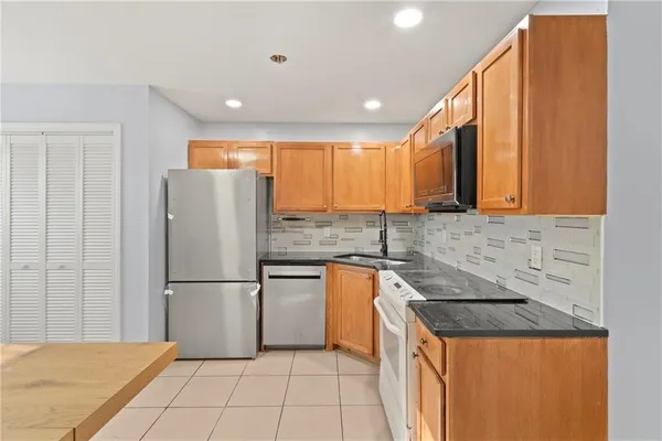 $2,280 | 102 Dixon Street, Unit 12, Providence, RI 02907