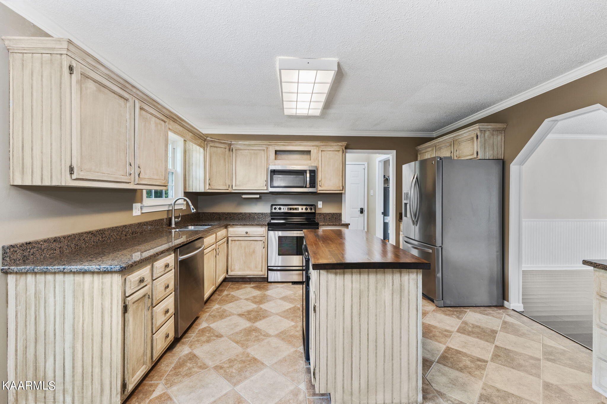931 Pintail Road Knoxville, TN 37934 - Photo 14 of 51 a kitchen with granite countertop a refrigerator and a stove top oven