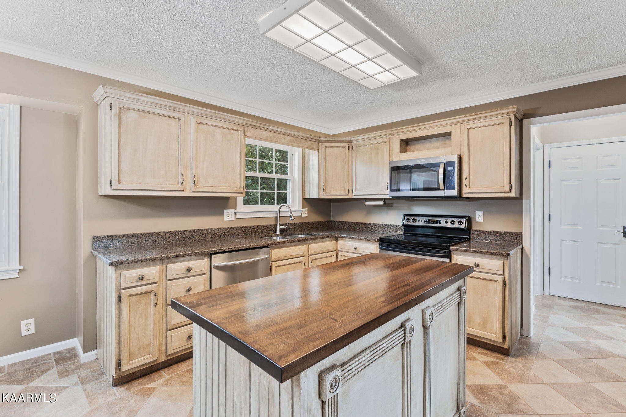 931 Pintail Road Knoxville, TN 37934 - Photo 16 of 51 a kitchen with stainless steel appliances granite countertop a kitchen island hardwood floor sink stove and microwave