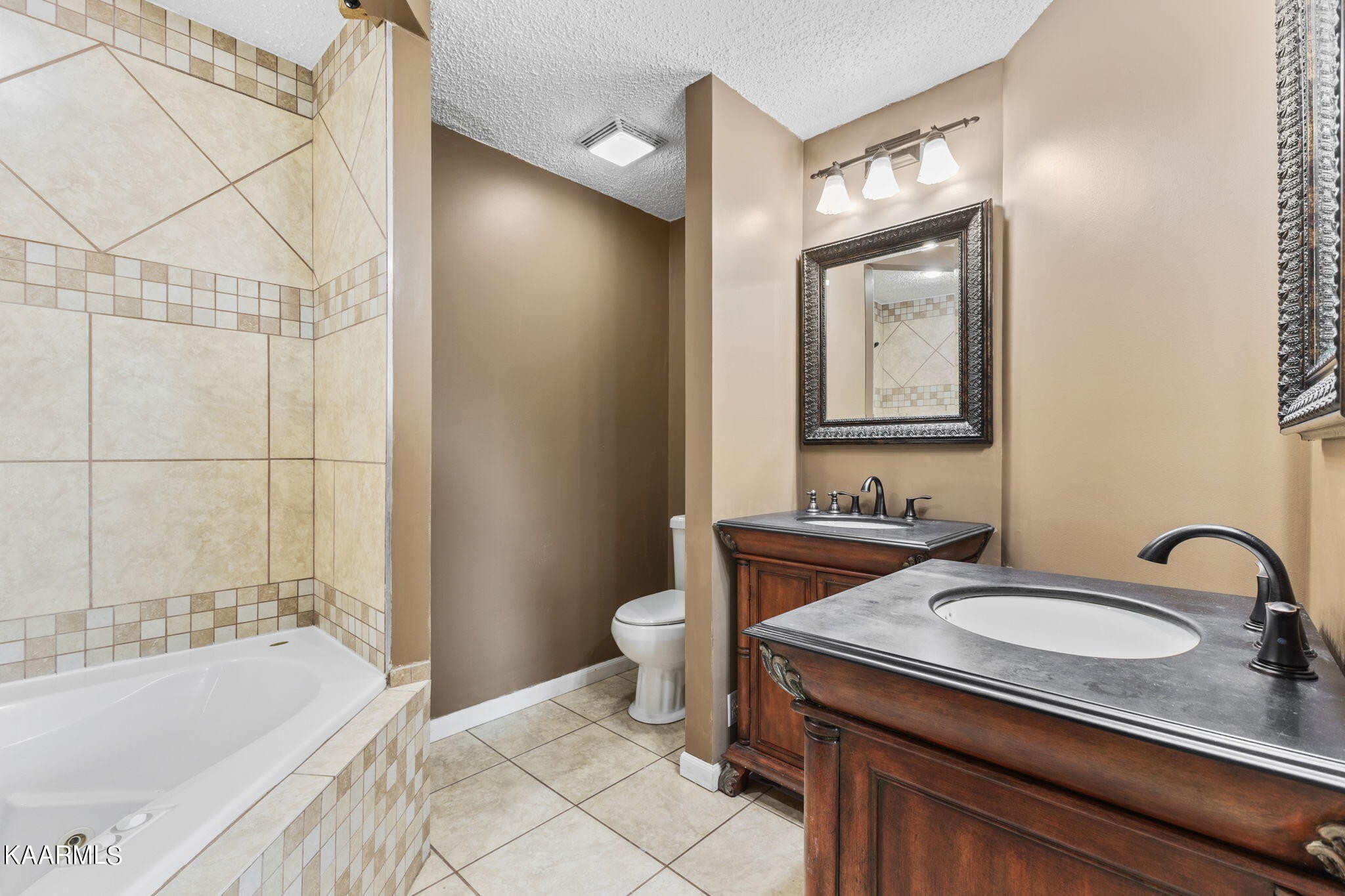 931 Pintail Road Knoxville, TN 37934 - Photo 30 of 51 a bathroom with a sink a toilet and bathtub