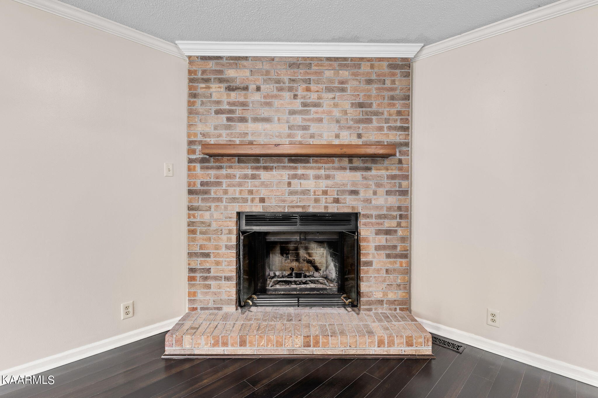 931 Pintail Road Knoxville, TN 37934 - Photo 8 of 51 a living room with a fireplace