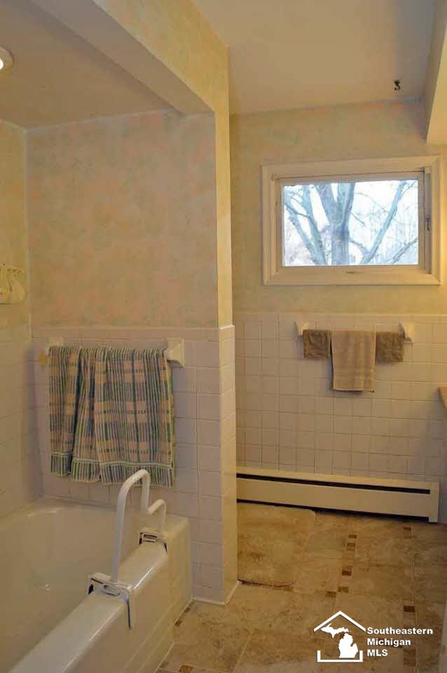 6295 Secor Road Lambertville, MI 48144 - Photo 9 of 24 20454143-8.JPG