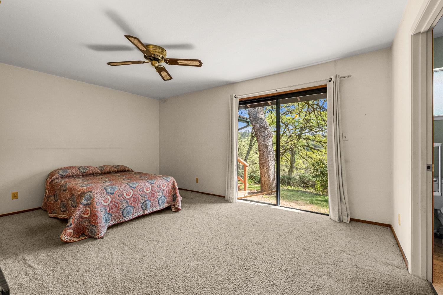 3099 Briw Road Placerville, CA 95667 - Photo 33 of 47 a spacious bedroom with a bed and a window