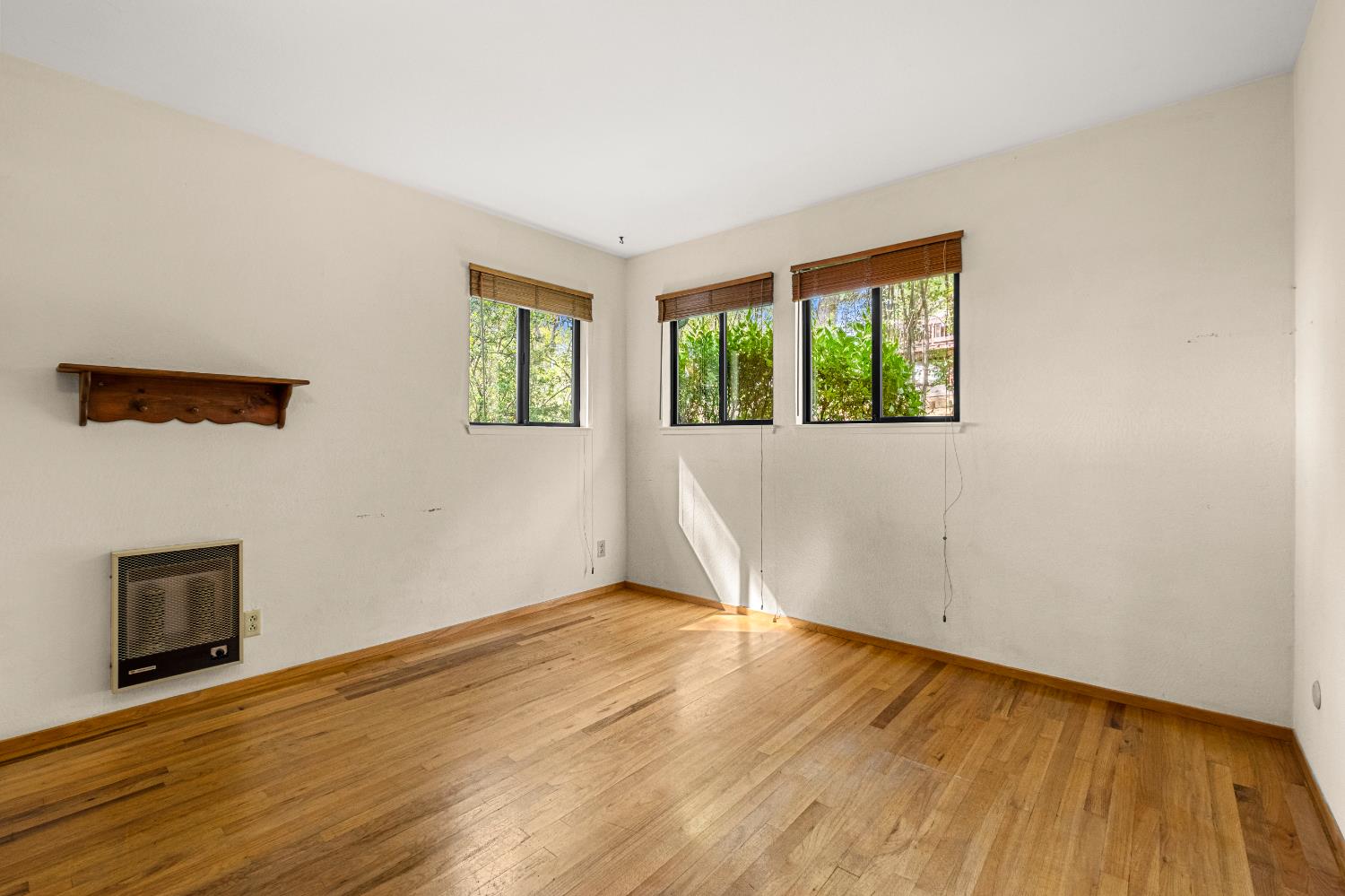 3099 Briw Road Placerville, CA 95667 - Photo 36 of 47 an empty room with wooden floor and windows