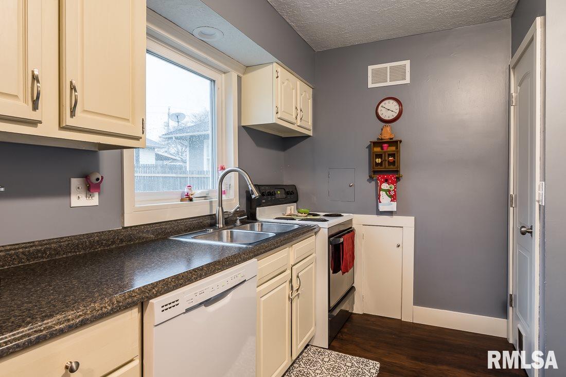 2542 Middle Road Davenport, IA 52803 - Photo 3 of 12 Gallery Image 3
