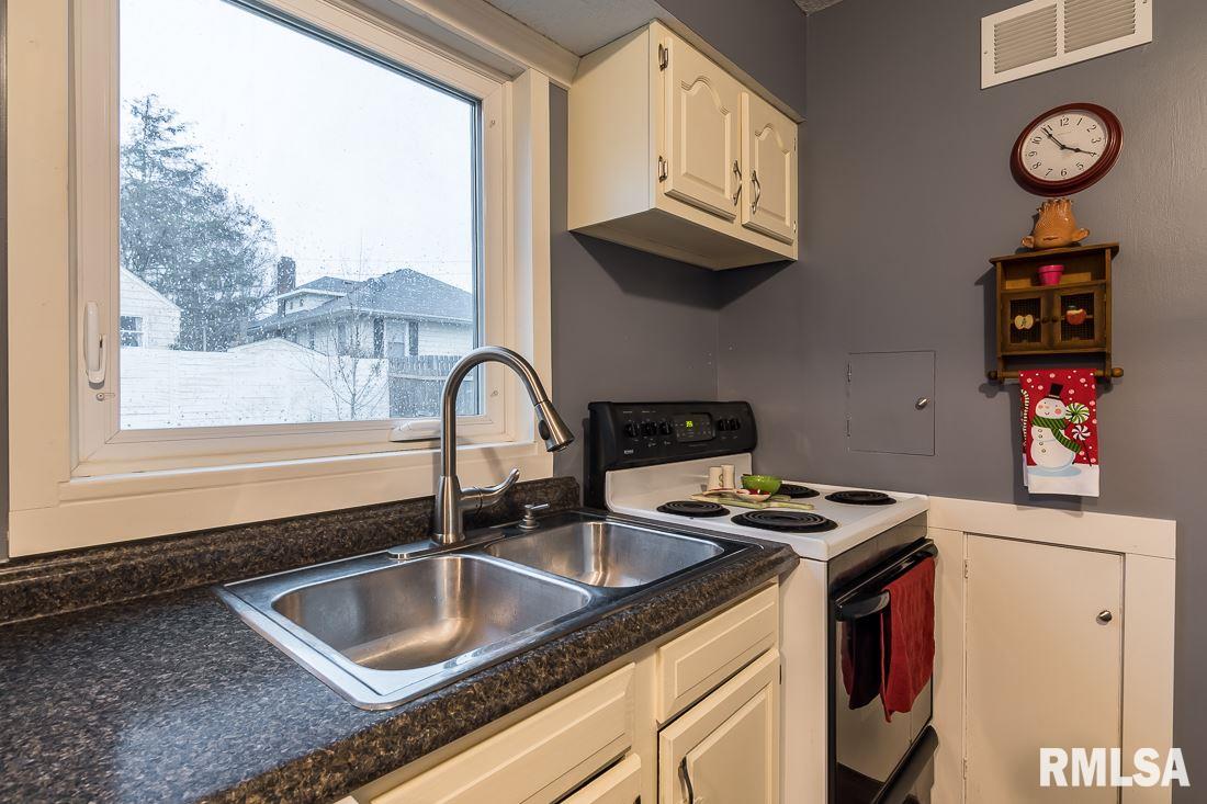 2542 Middle Road Davenport, IA 52803 - Photo 4 of 12 Gallery Image 4