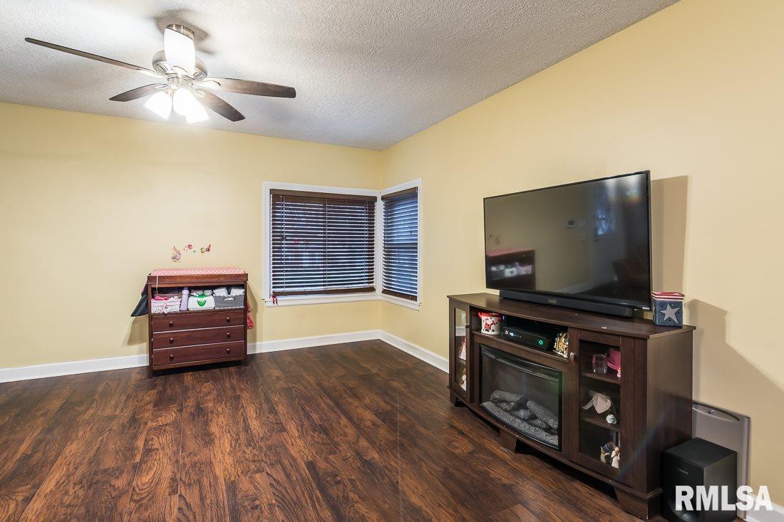 2542 Middle Road Davenport, IA 52803 - Photo 9 of 12 Gallery Image 9