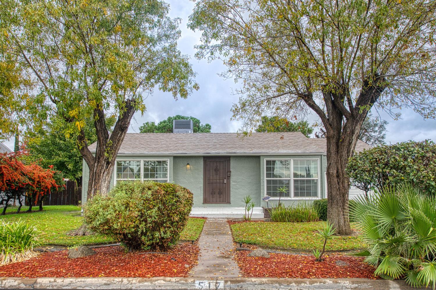 517 Rotan Avenue Madera, CA 93637 - Photo 2 of 32 a front view of a house with a garden