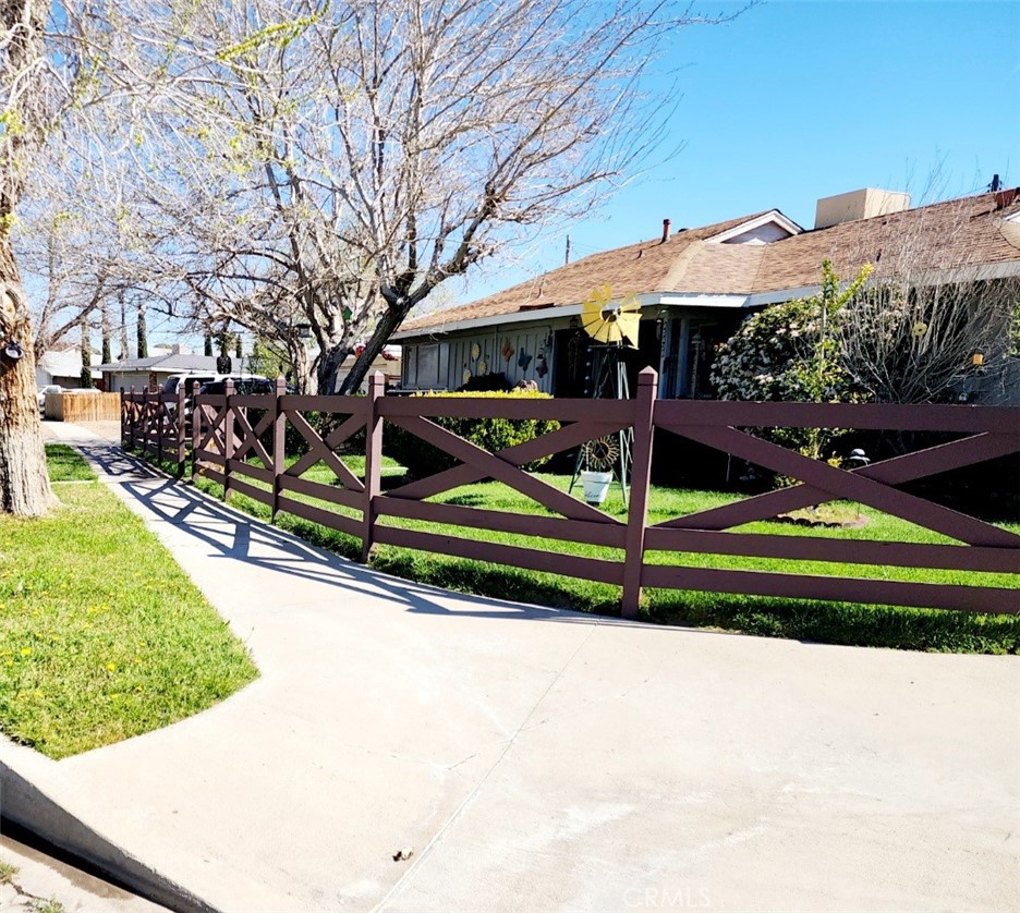 45428 13th Street West Lancaster, CA 93534 - Photo 3 of 34
