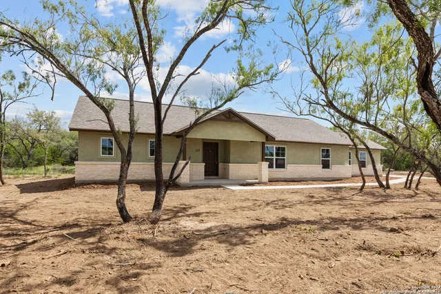 $425,750 | 117 Sylas Hayes Loop, Pleasanton, TX 78064