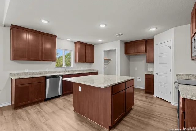 $425,750 | 117 Sylas Hayes Loop, Pleasanton, TX 78064