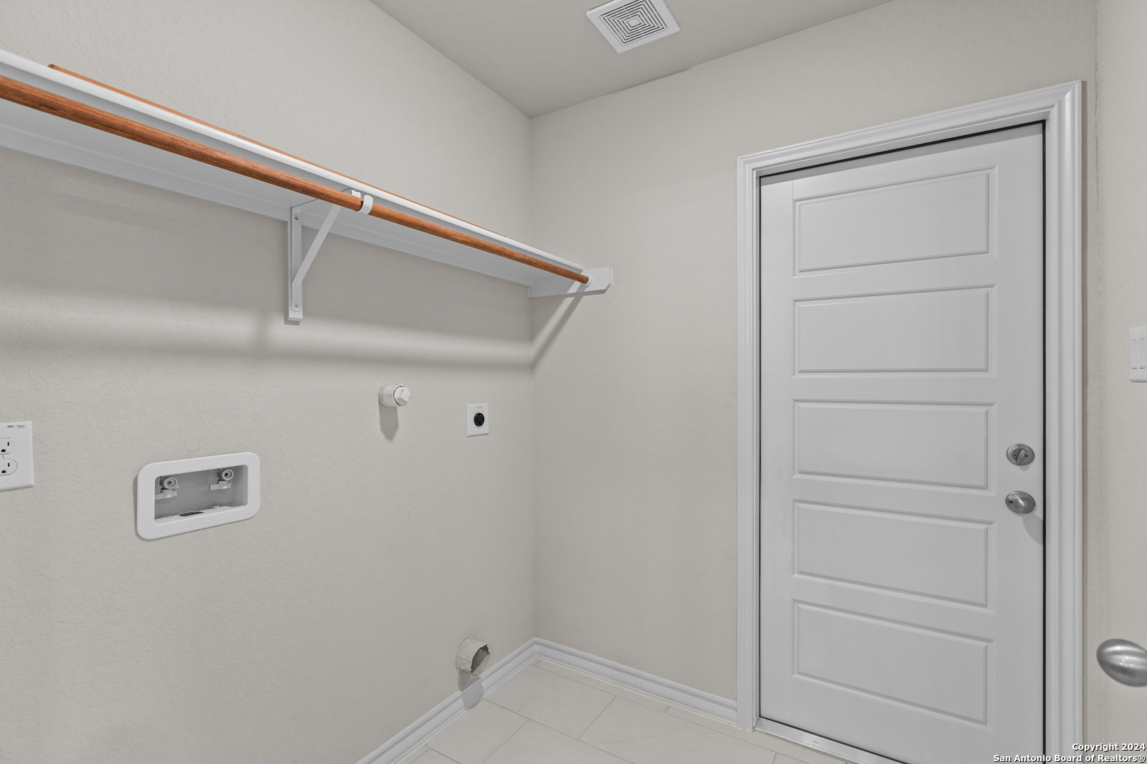 117 Sylas Hayes Loop Pleasanton, TX 78064 - Photo 25 of 38 a view of an empty walk in closet