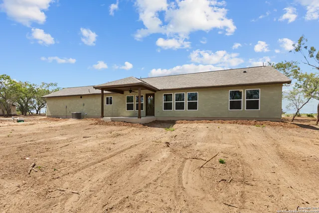 $425,750 | 117 Sylas Hayes Loop, Pleasanton, TX 78064