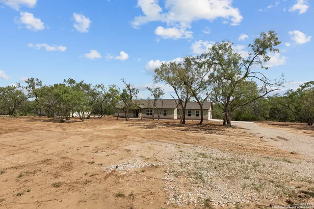 $425,750 | 117 Sylas Hayes Loop, Pleasanton, TX 78064