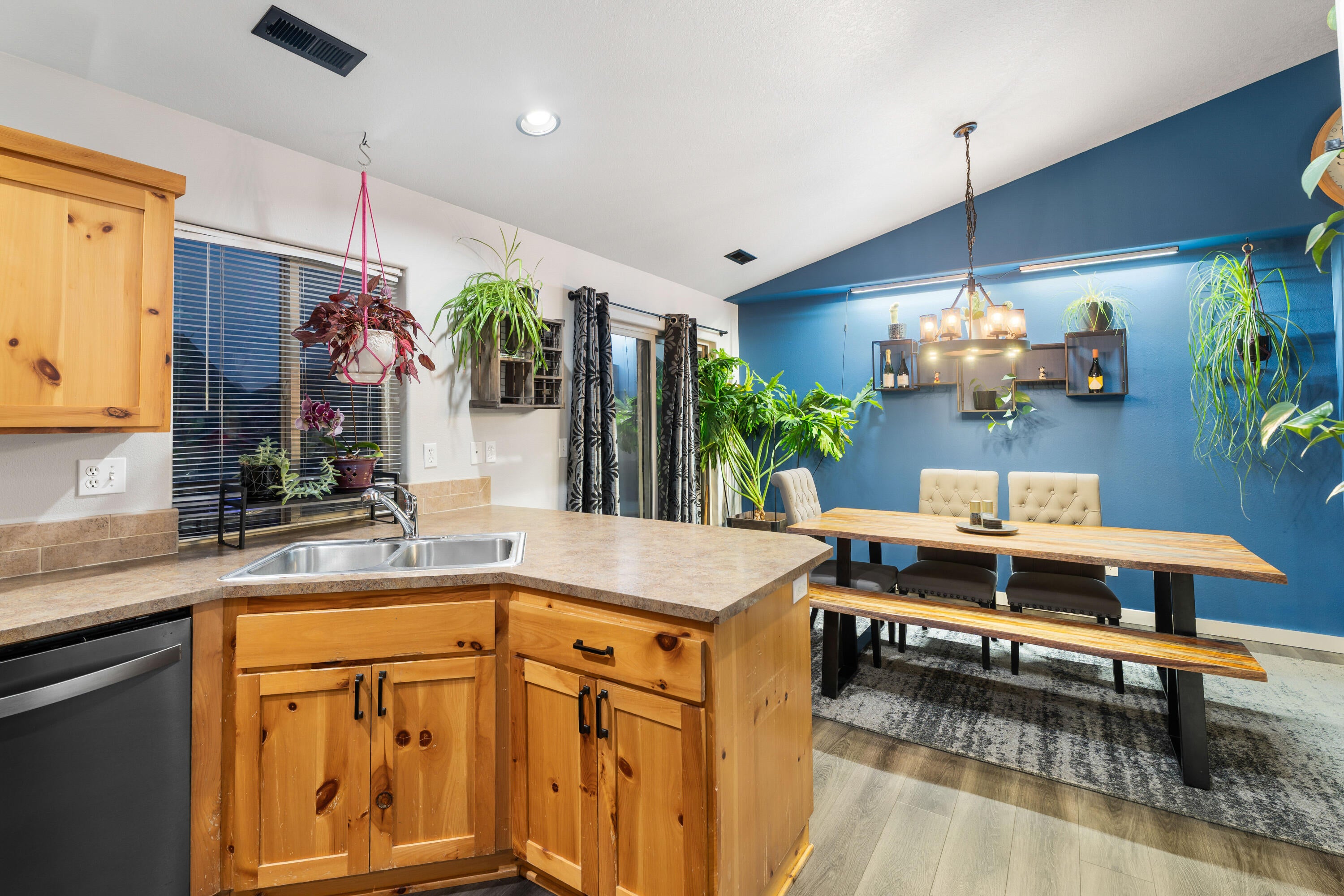63201 Boyd Acres Road Bend, OR 97701 - Photo 10 of 32 10-Kitchen