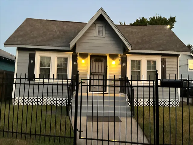$1,800 | 106 North Eastwood Street, Houston, TX 77011