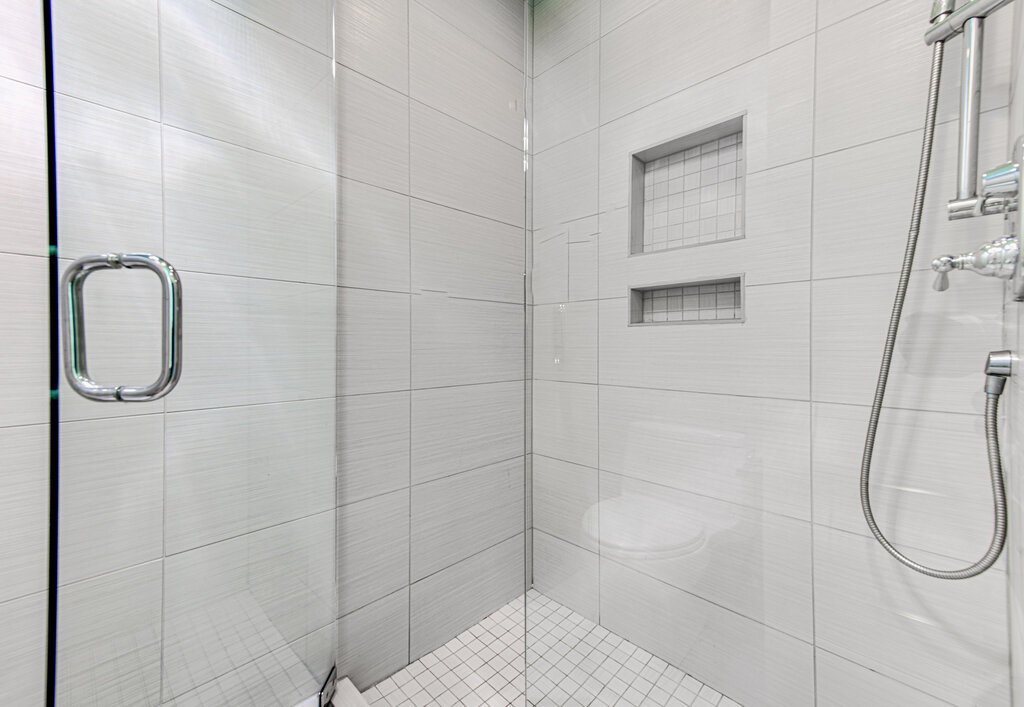 2400 Spring Creek Drive Austin, TX 78704 - Photo 15 of 38 Bathroom featuring a tile shower