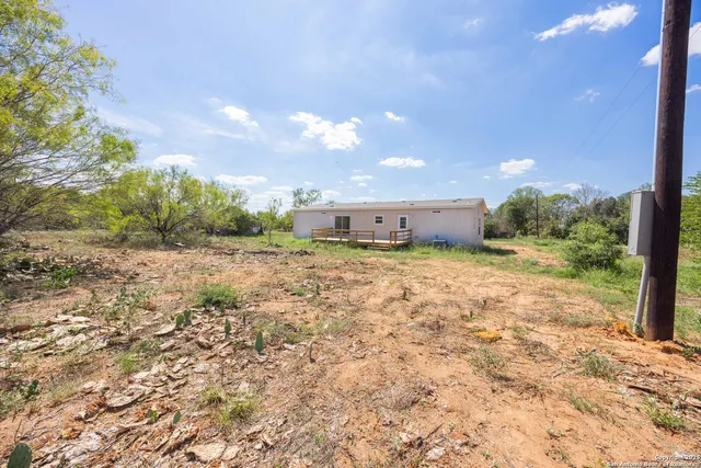 a view of a yard with an tree