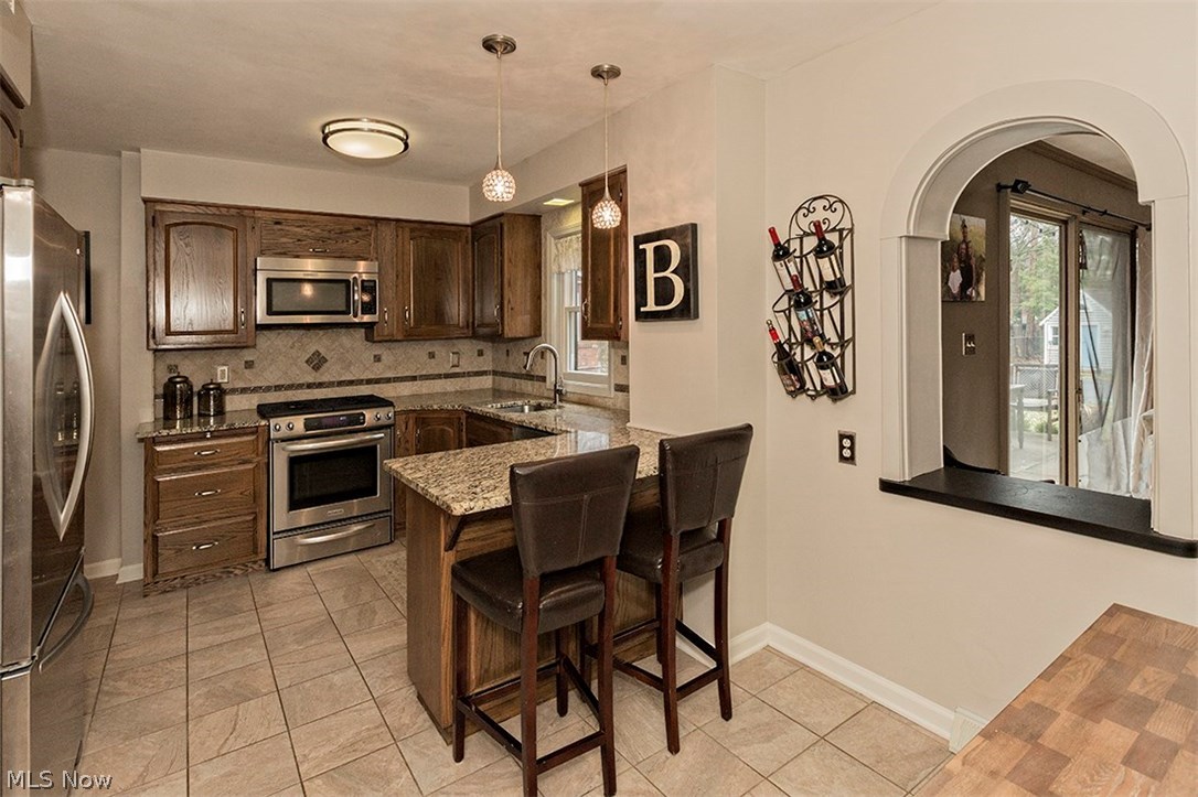 2612 Fenwick Road Cleveland, OH 44118 - Photo 9 of 31 Eat in kitchen with arched opening looking into the family room