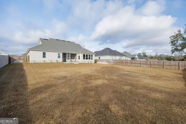 a view of a backyard