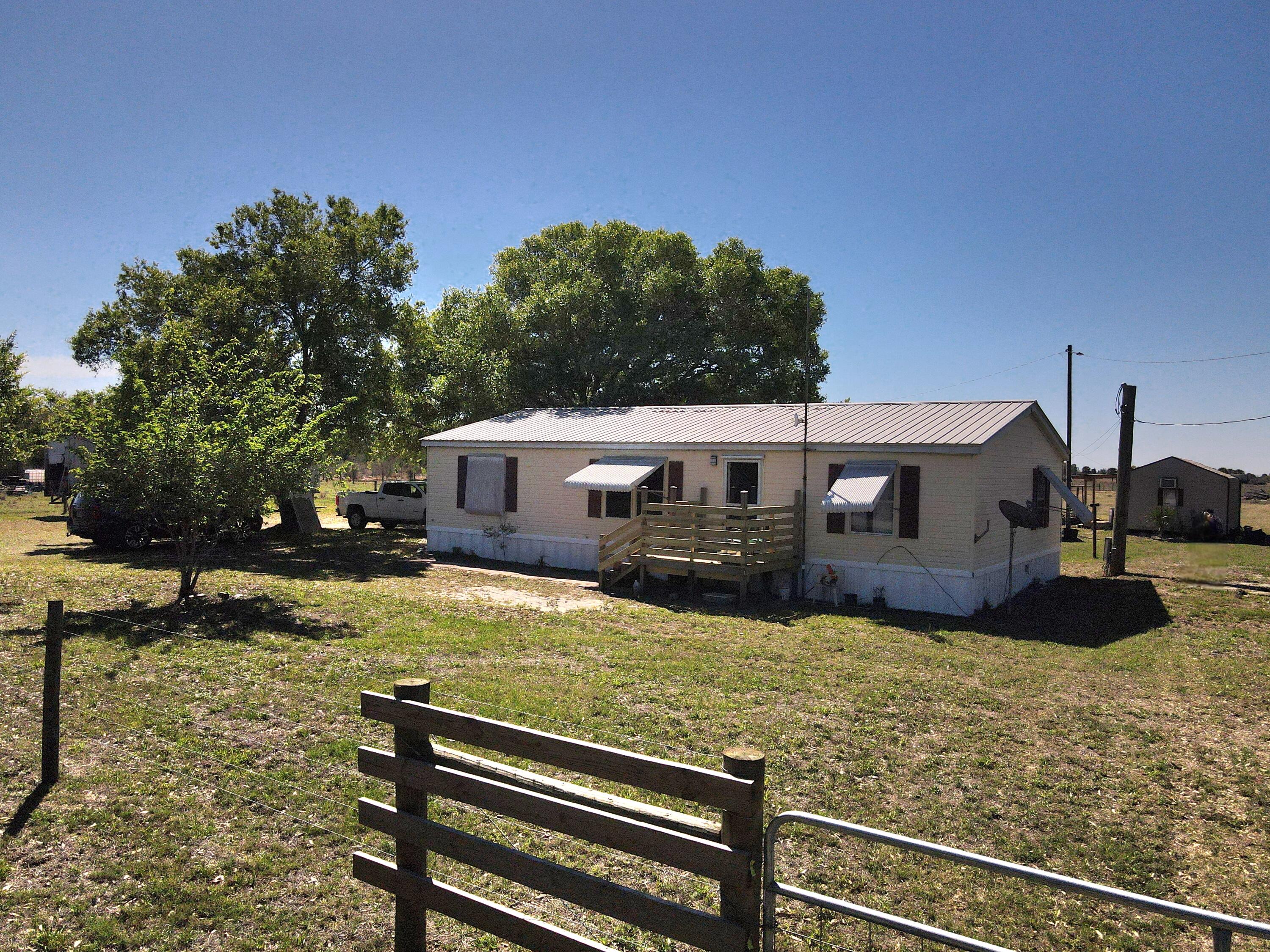 1651 Coffey Road Moore Haven, FL 33471 - Photo 2 of 29 Side View of Home RIght