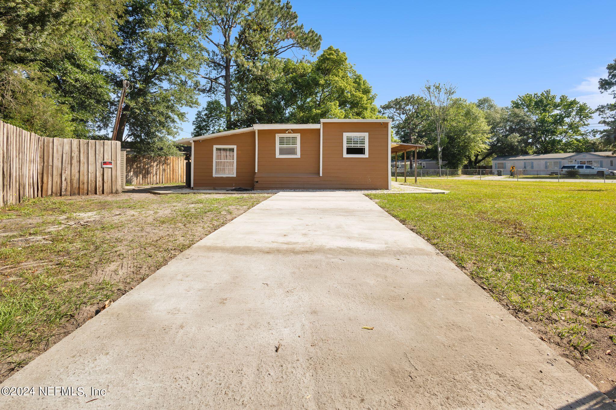 10357 Anson Road Jacksonville, FL 32246 - Photo 4 of 27 a front view of a house with garden