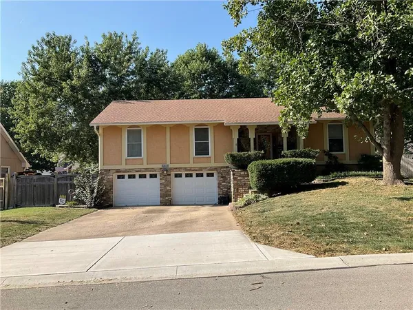 $299,000 | 212 Hillcrest Road, Belton, MO 64012