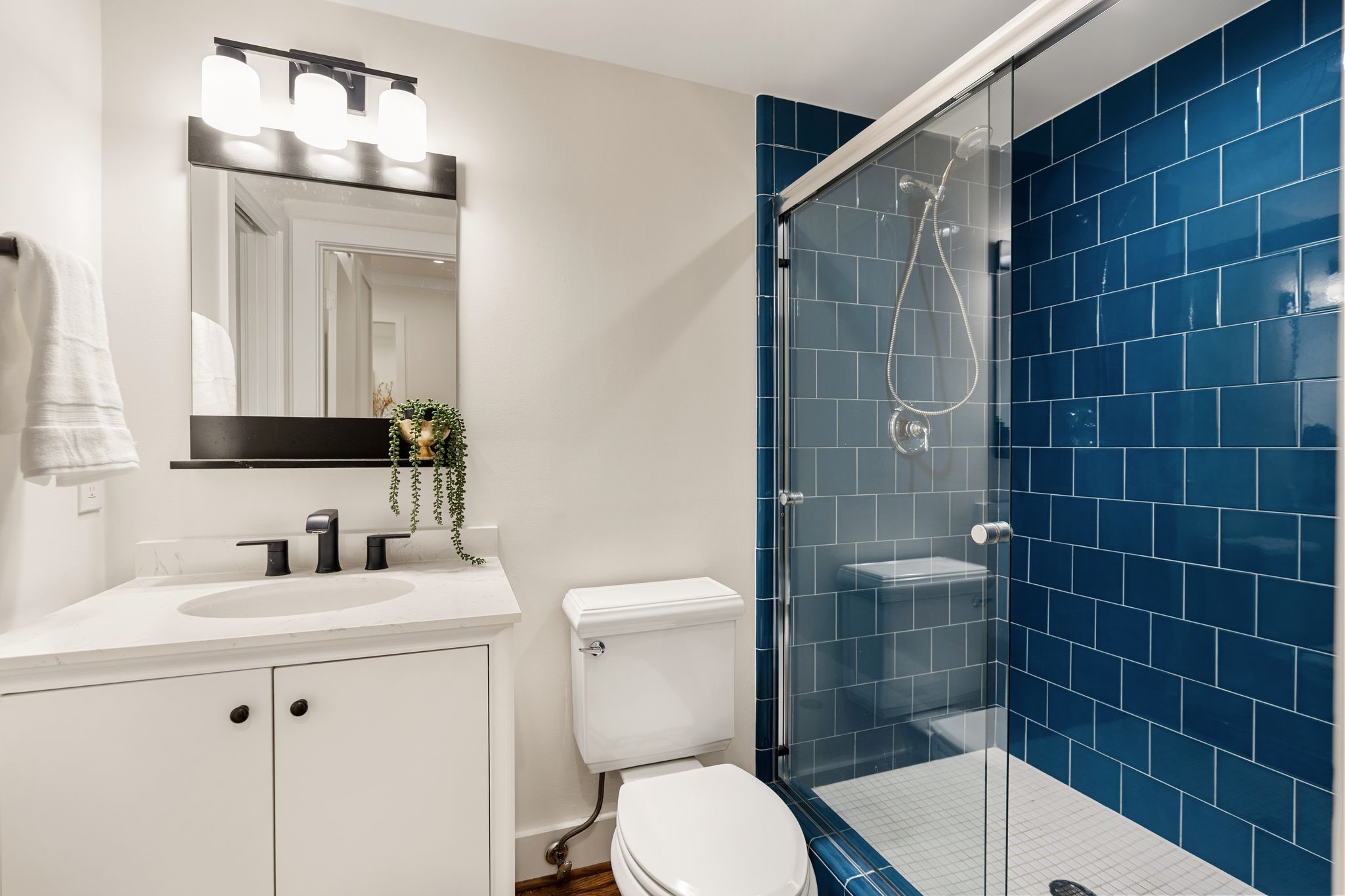 3847 Durness Way Houston, TX 77025 - Photo 22 of 48 Guest bath with separate access from both the foyer and office.