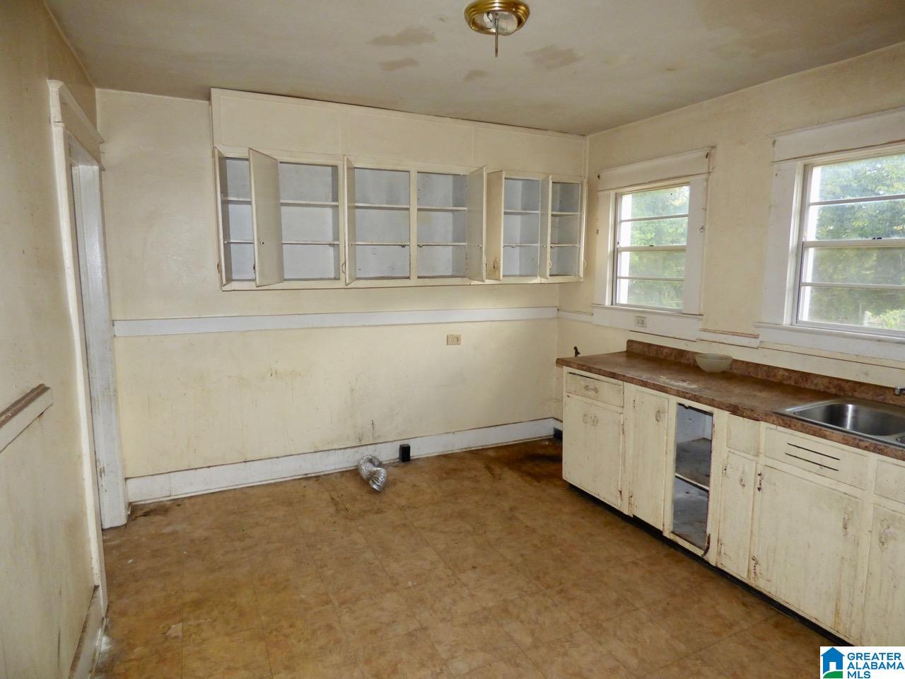 404 Fulton Avenue Southwest Birmingham, AL 35211 - Photo 4 of 10